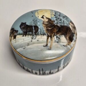 Princeton Gallery Wolf Music Box Porcelain Jon Van Zyle Song to the Wilderness